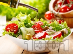 Зелена салата с чери домати, краставици, червен лук и маслини - снимка на рецептата